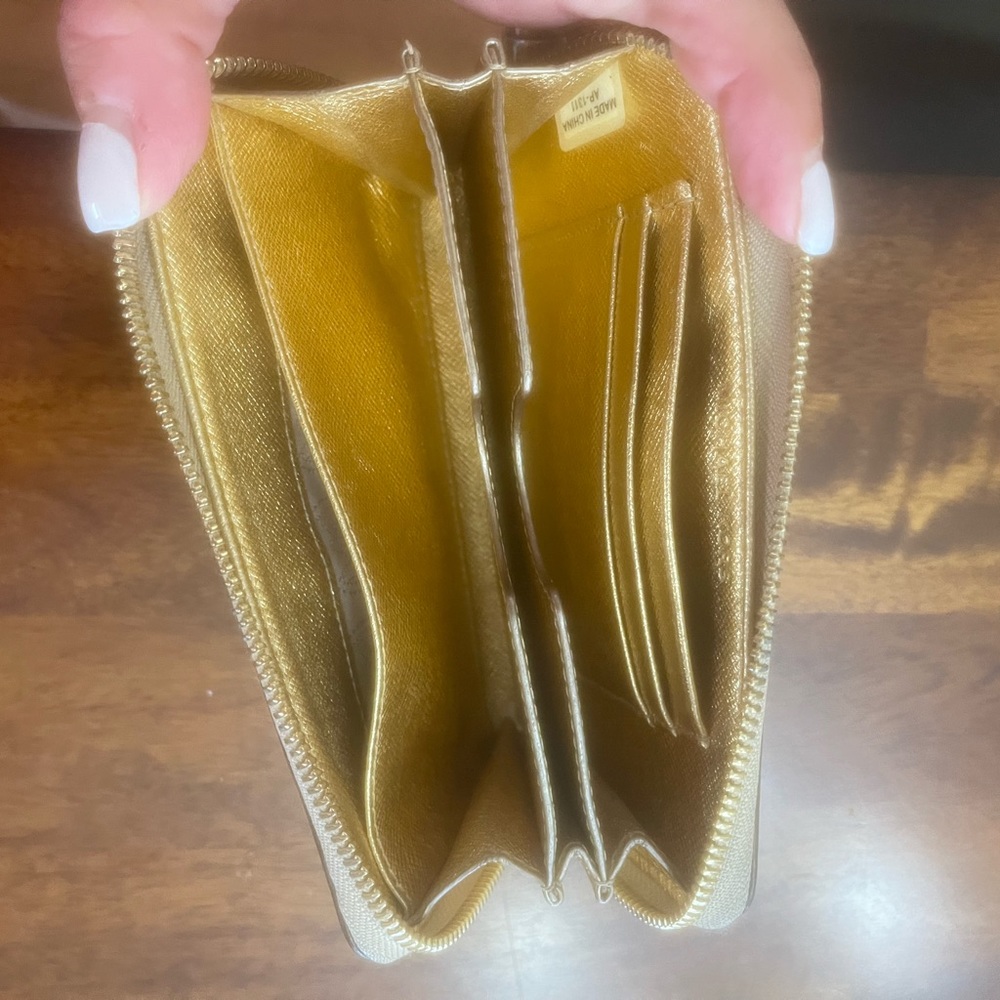 Michael Kors wallet. - Picture 4 of 5